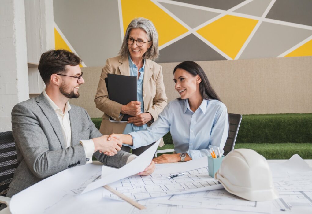 mężczyzna kupujący mieszkanie