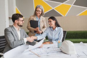 mężczyzna kupujący mieszkanie