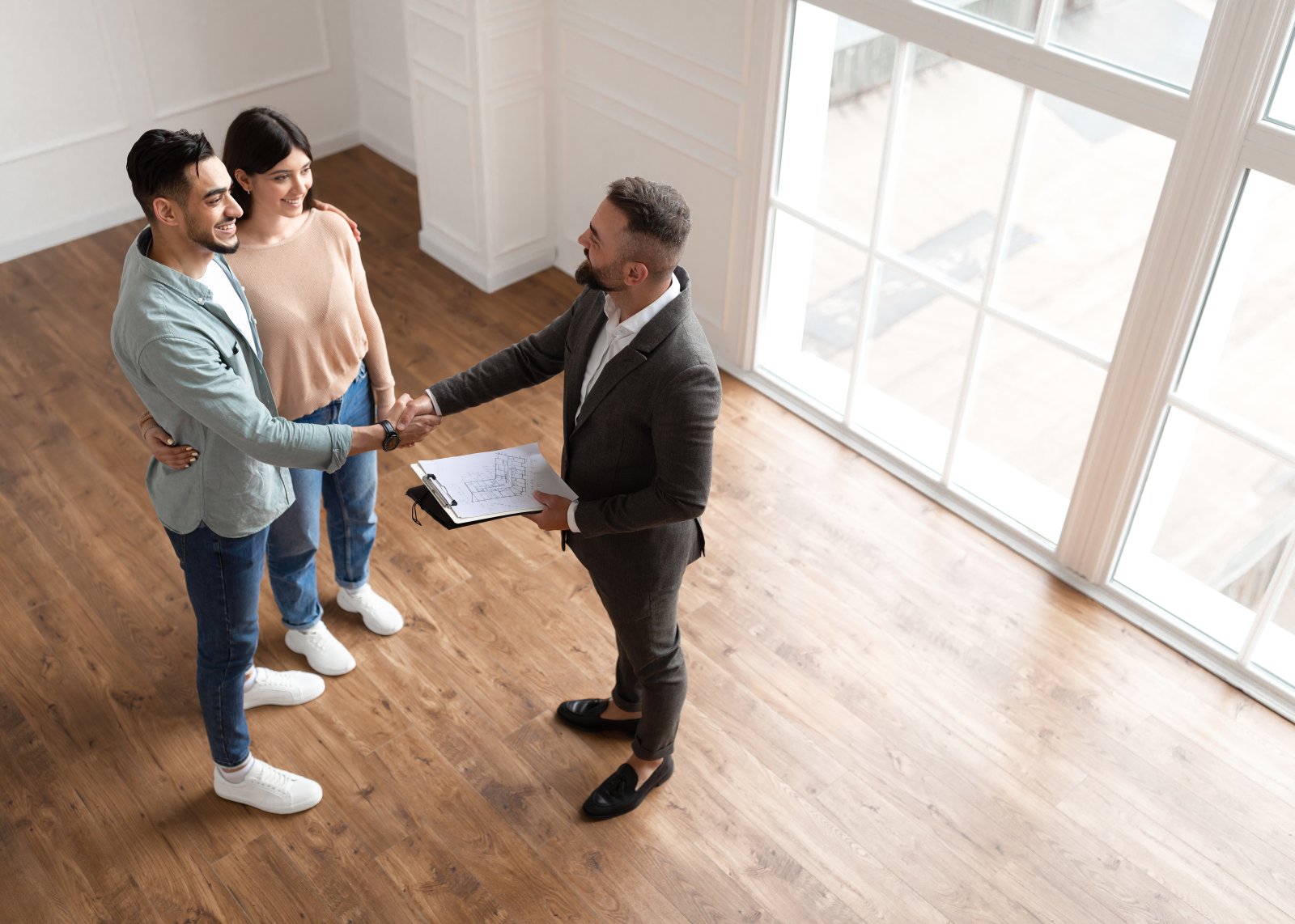 Mieszkania inwestycyjne dla studentów – czy to się opłaca? 5 para kupująca mieszkanie