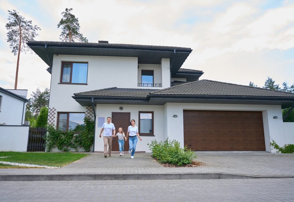szczęśliwa rodzina przed domem