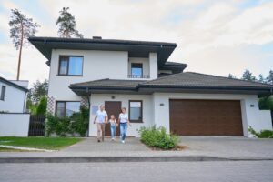 szczęśliwa rodzina przed domem