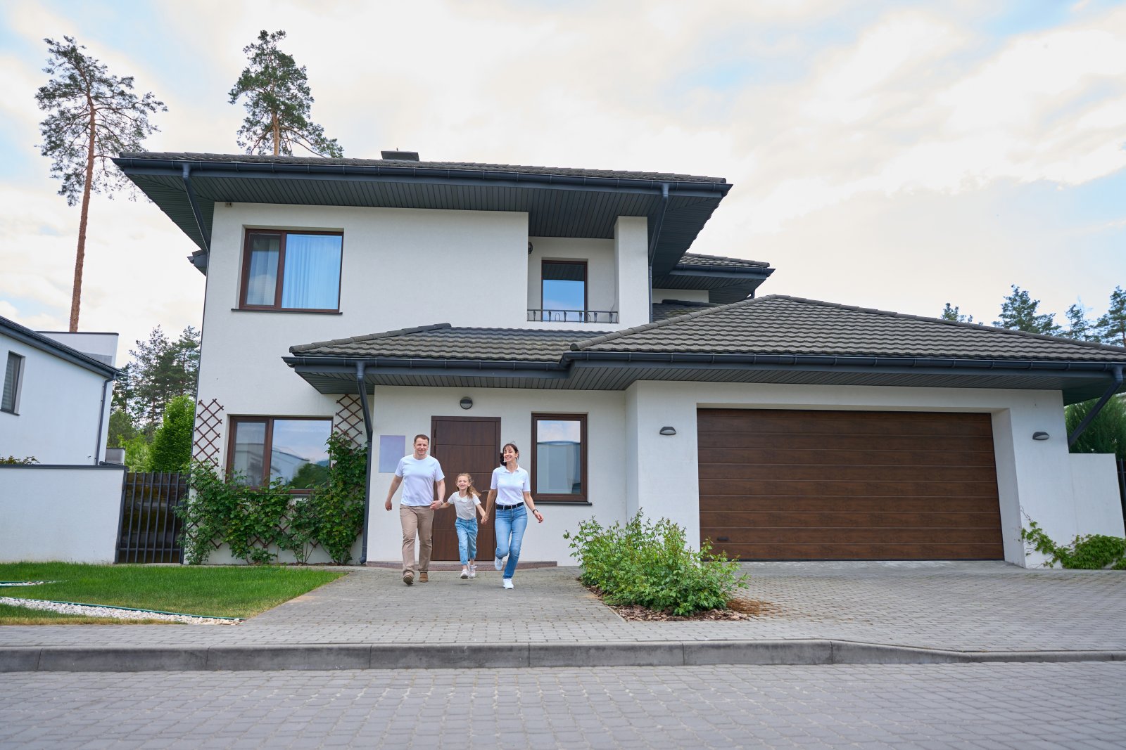 Jak przygotować nieruchomość na sezon jesienno-zimowy – poradnik dla wynajmujących i sprzedających 3 szczęśliwa rodzina przed domem