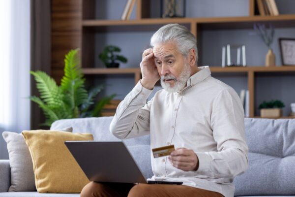Nieruchomości jako forma zabezpieczenia emerytalnego – na co zwrócić uwagę? senior z laptopem