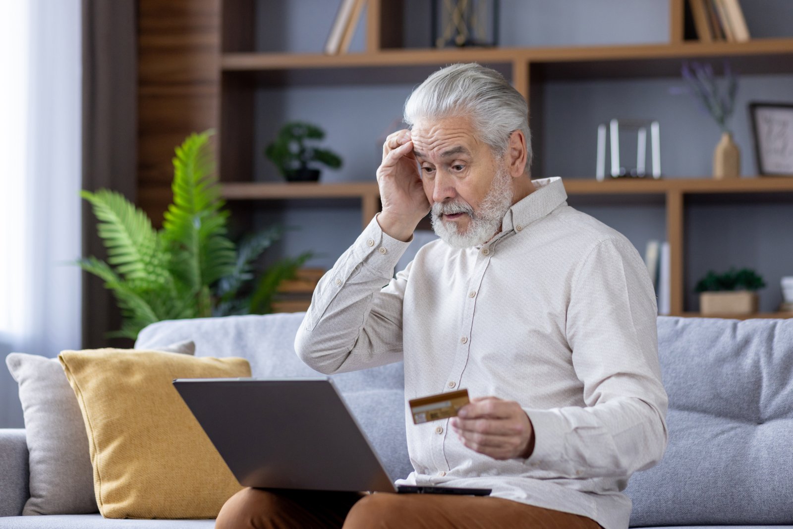 Nieruchomości jako forma zabezpieczenia emerytalnego – na co zwrócić uwagę? 3 senior z laptopem